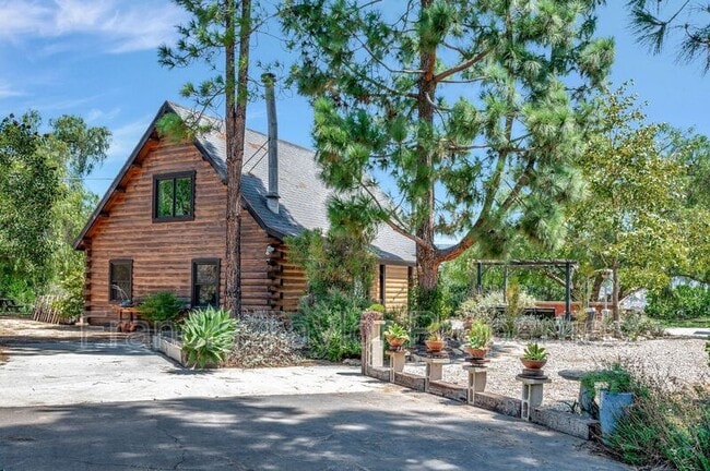 Building Photo - 2689 Daisy Ln