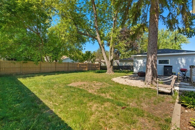 Building Photo - 830 Russell Ave