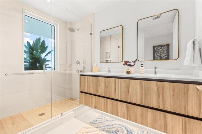 Building Photo - 1020 Sunset Point Rd