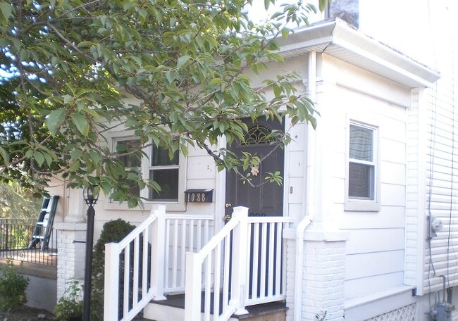 Building Photo - 1088 South St