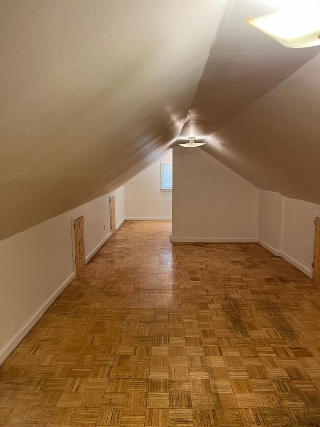 Building Photo - 3 bedroom - 1 bath  $1095/month