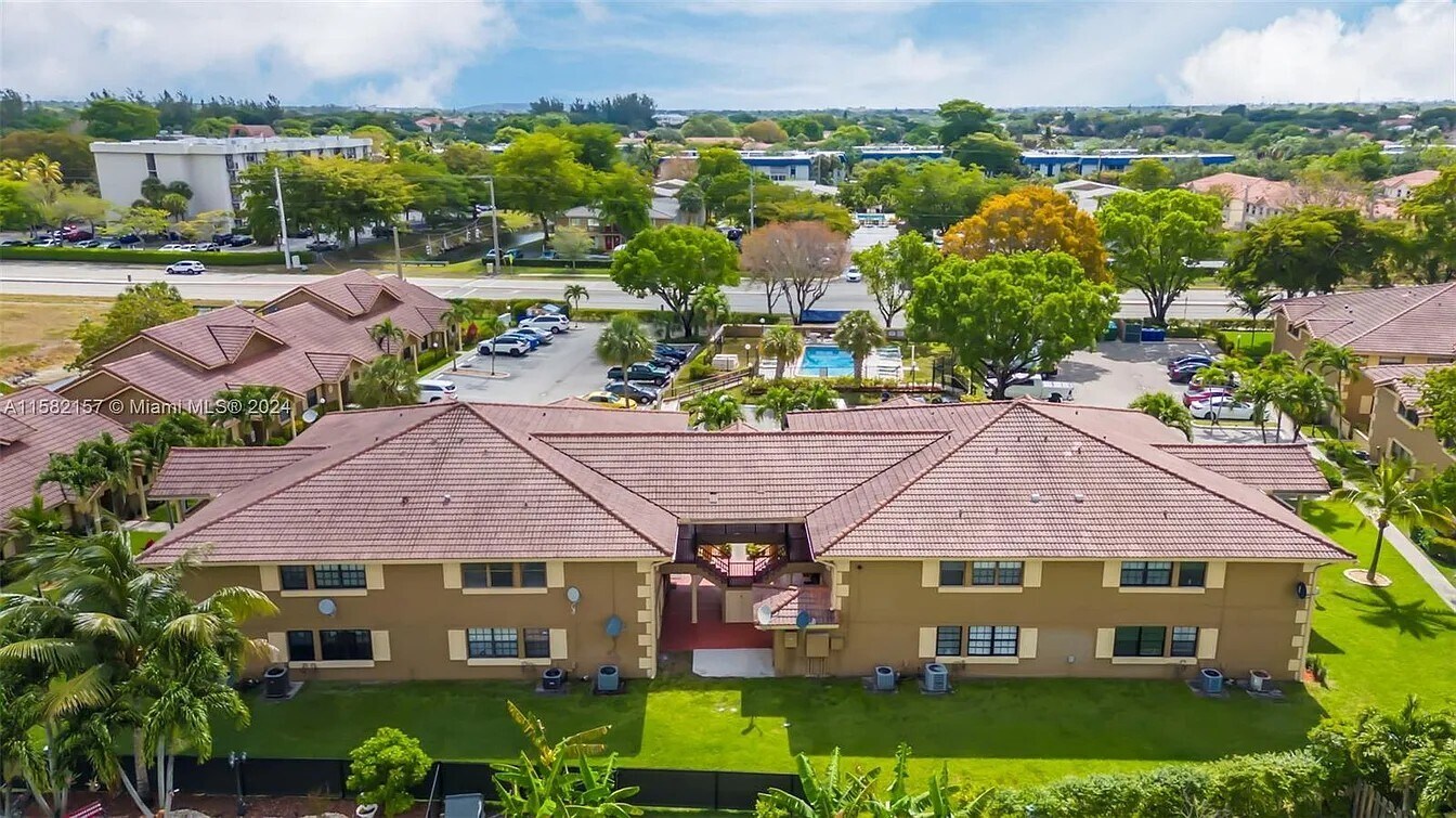 Building Photo - 2646 Riverside Dr