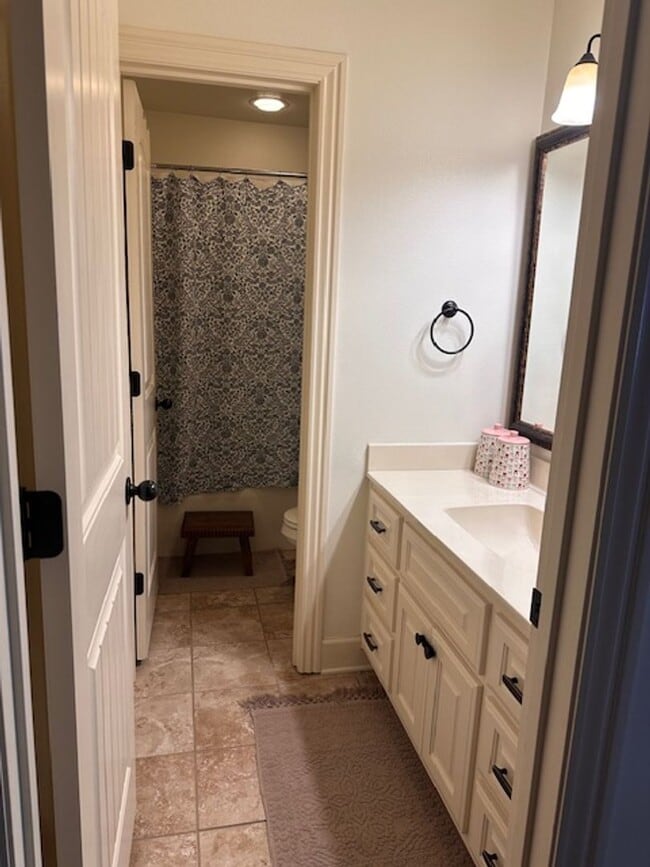 Building Photo - Ridgewood West End Home