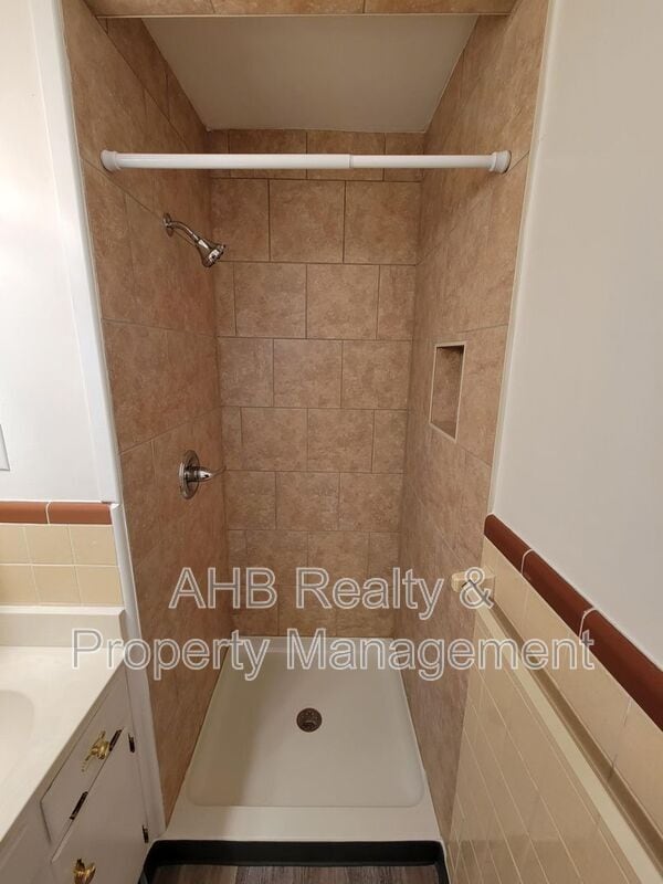 Building Photo - 801 Sycamore Rd