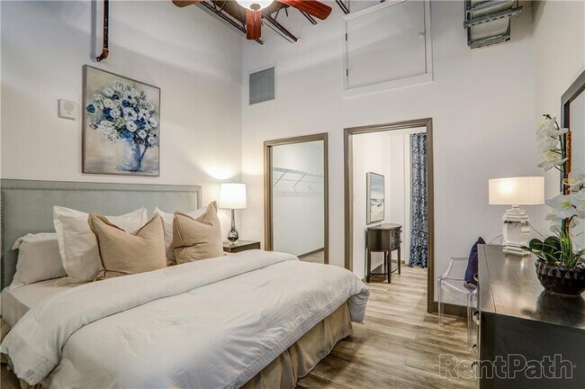 Building Photo - 450 St Louis St