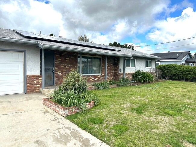 Primary Photo - Quality Old school Sunnyside Home with a P...