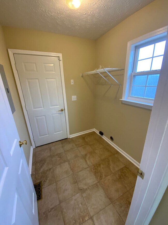 Building Photo - Lovely, well maintained Smyrna home with private wooded backyard!