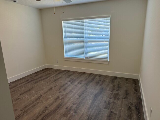 Building Photo - 611 Queen Rd