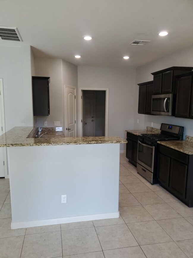 Building Photo - 4 bedrooms/2.5 bath over 2,000 square feet