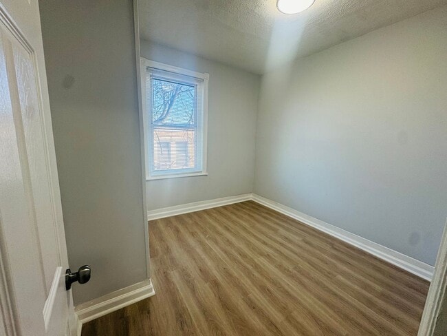 Building Photo - Refreshed 3bd/1bth House with Rear yard!!