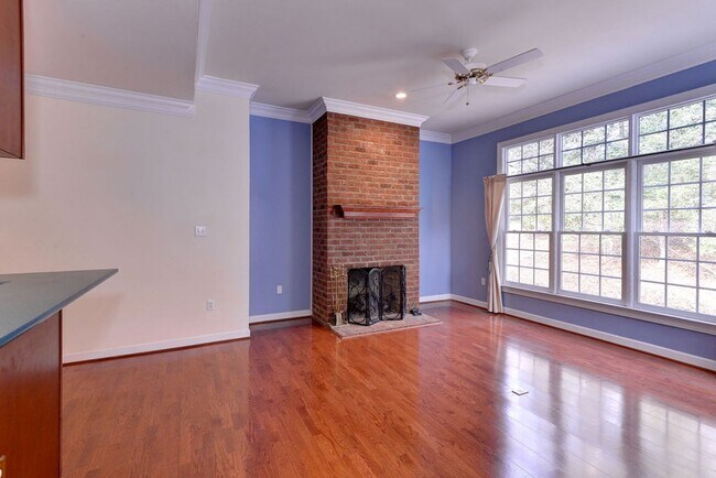 Building Photo - Low Maintenance Living in Williamsburg