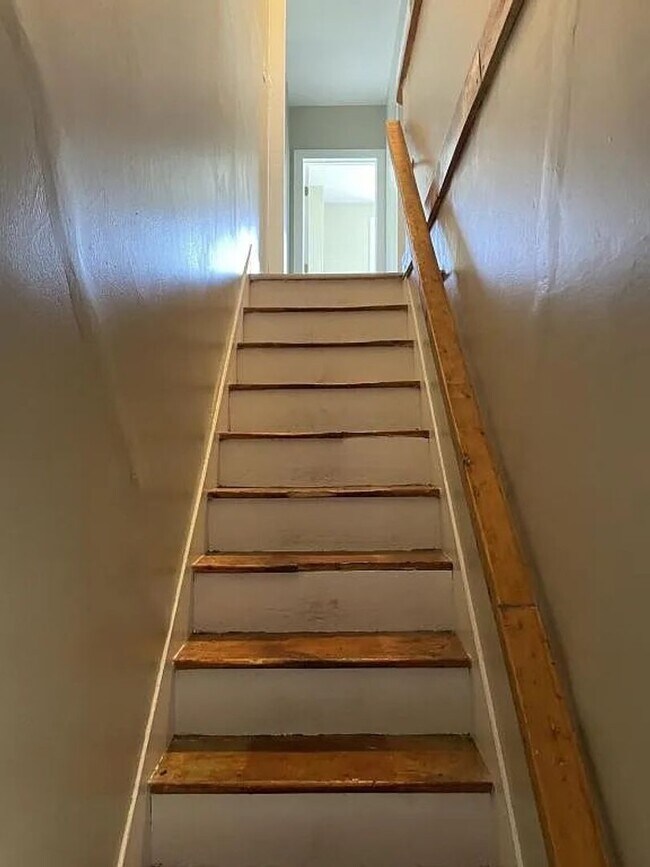 Building Photo - 3-bedroom, 1 full bath Victorian home in Newport, PA