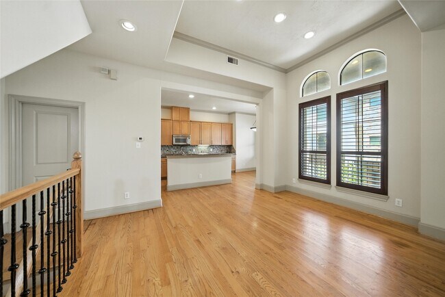 Building Photo - 2318 Camden Dr