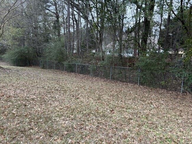 Building Photo - 2460 Huntington Dr