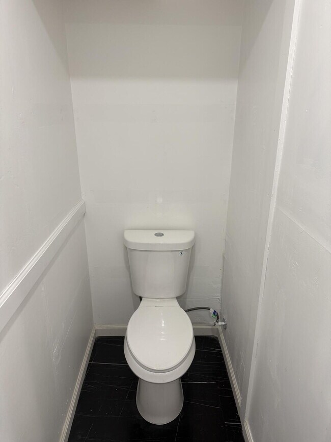 Building Photo - 521 Hoyt St