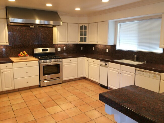 Building Photo - Great 3 Bedroom 3 Bath House in Monterey Fishermans Flats Neighborhood