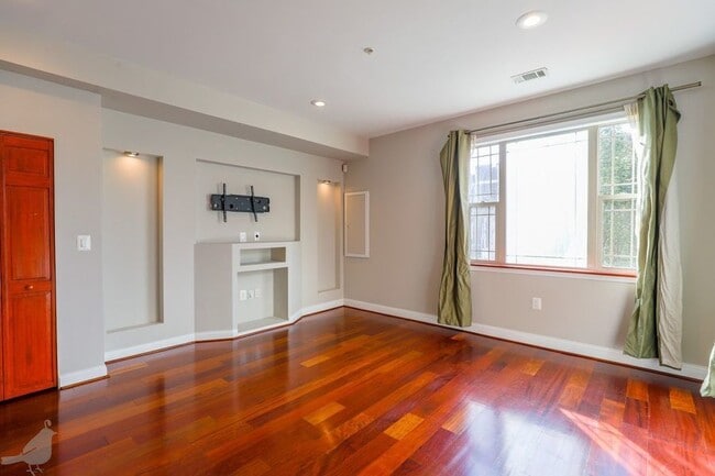 Building Photo - 3573 Warder St NW
