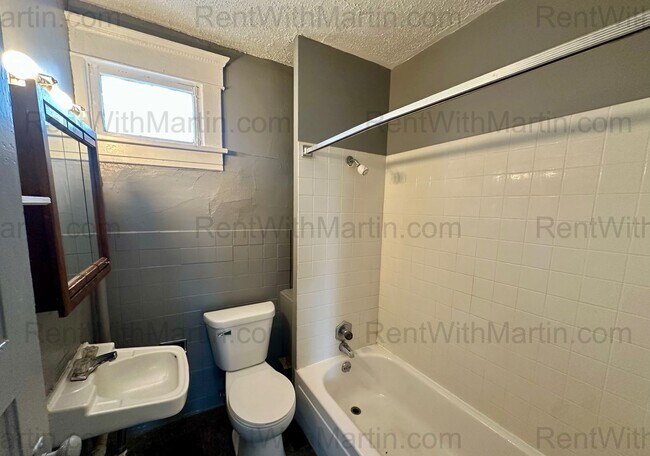 Building Photo - 910 Mulberry St