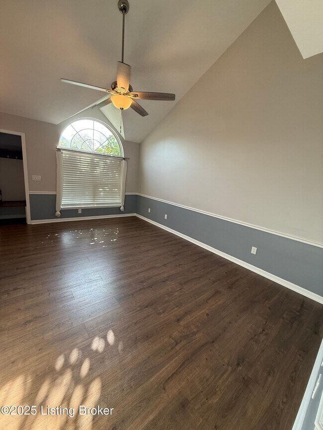 Building Photo - 10412 Pinoak View Dr