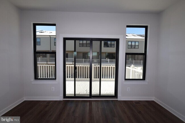 Building Photo - 5014 Henry King Wy