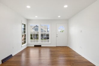 Building Photo - 389 Thompson St