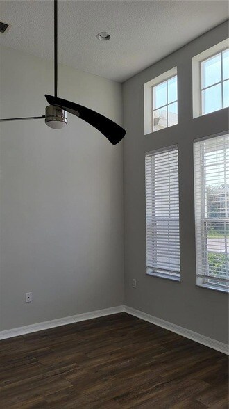 Building Photo - 421 Holly Fern Trl