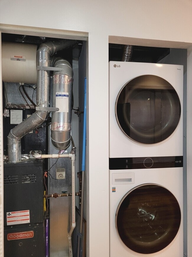 Building Photo - 7207 N Damen Ave