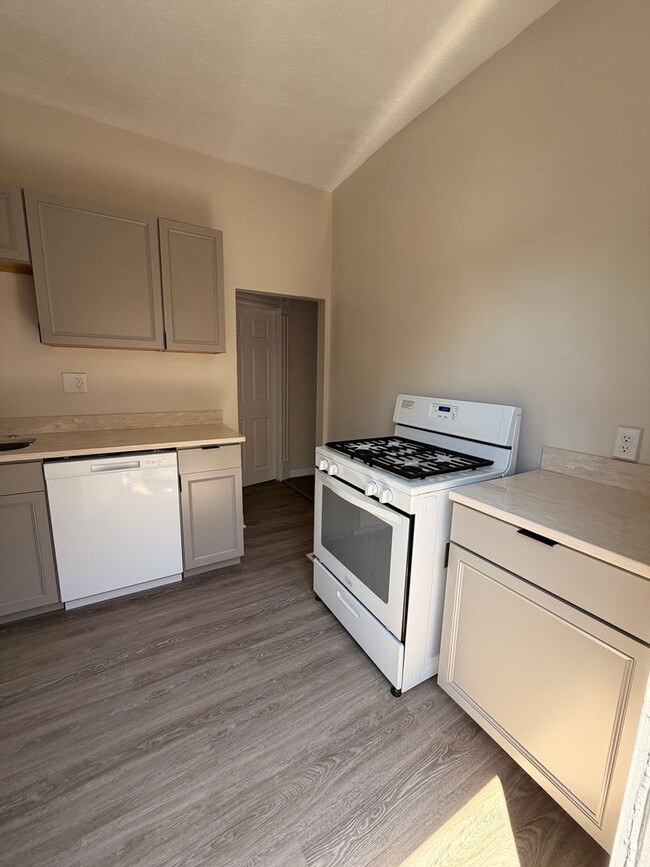 Building Photo - COMPLETELY UPDATED!! 2 bed/1 bath Close to Wexner Medical Center!