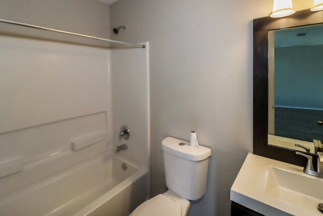 Building Photo - 121 Camellia Dr