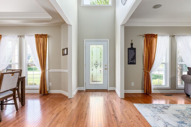 Building Photo - Short term rental available