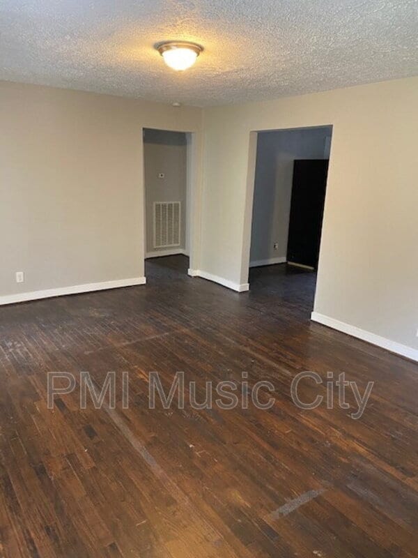 Building Photo - 215 Robinwood Ave