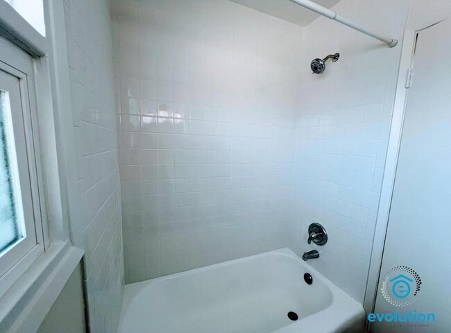 Building Photo - 1111 Adella Ave