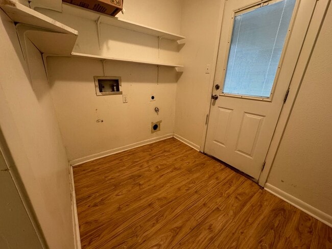 Building Photo - Beautiful 4 Bedroom Southern Hills Home