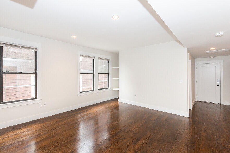 Building Photo - 22 Clary St