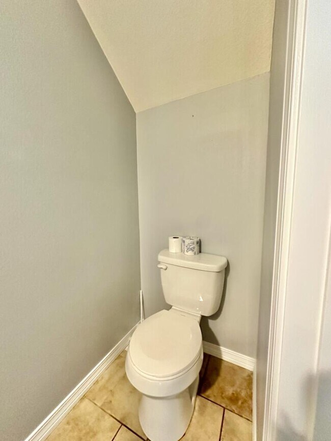 Building Photo - 240 Water Oaks Loop