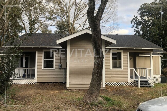 Building Photo - 4 Bed/3 Bath Home in Chickasaw East Village