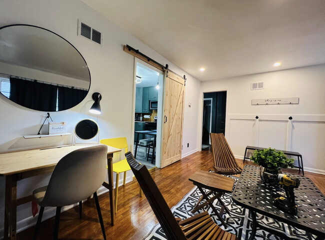 Building Photo - Park's Edge Spacious 2BR 1BA With W/D & Wo...