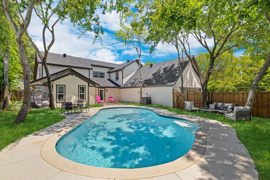 Building Photo - 9690 Fallbrook Dr