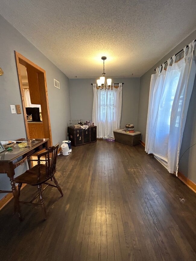 Building Photo - 5 Bedroom 3 Bathroom House in Weigent Hogan!