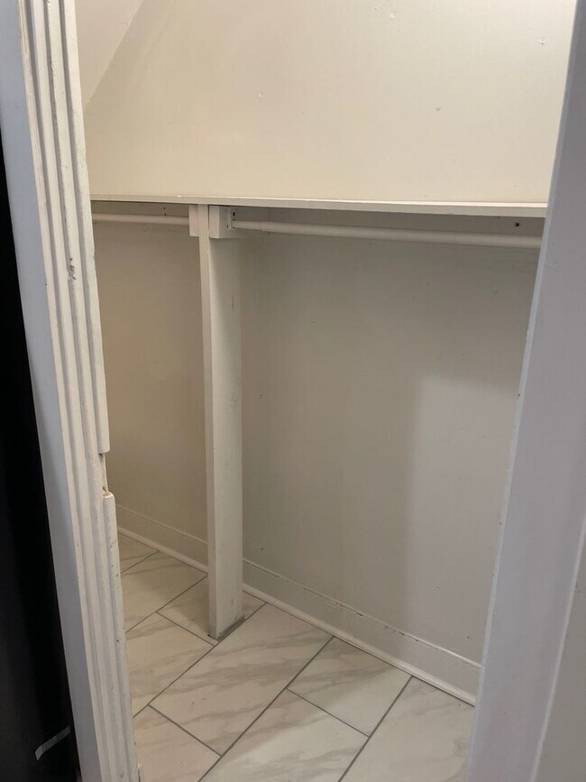 Building Photo - Beautifully  Renovated 2 bed 2 bath Home in Shelby Park!