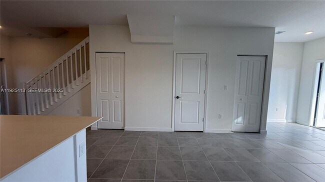 Building Photo - 1096 SE 2nd St