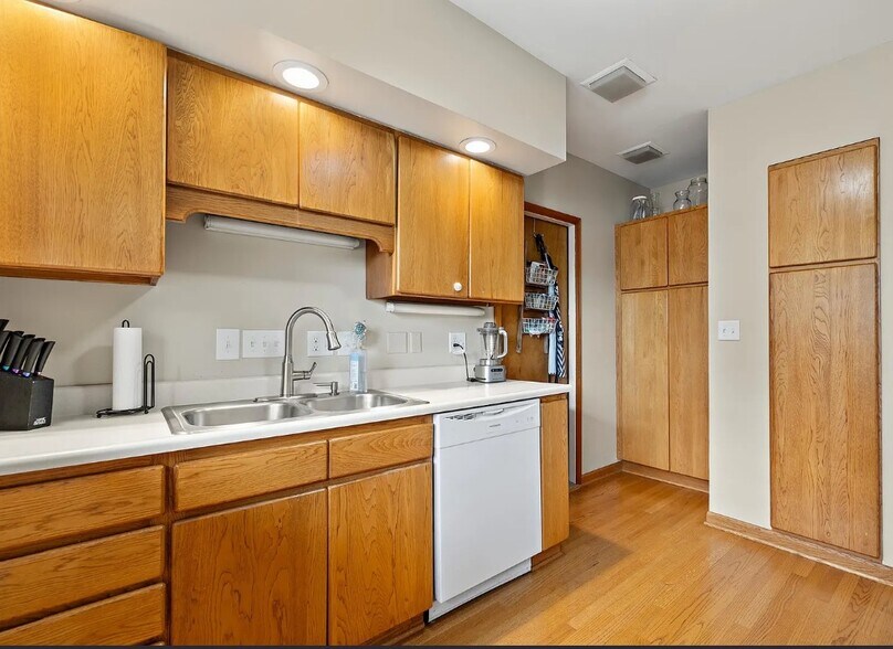 Building Photo - 80 S Williams St