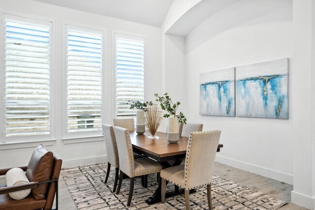 Building Photo - 220 Corazon