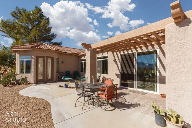 Building Photo - Beautiful home located in the gated commun...