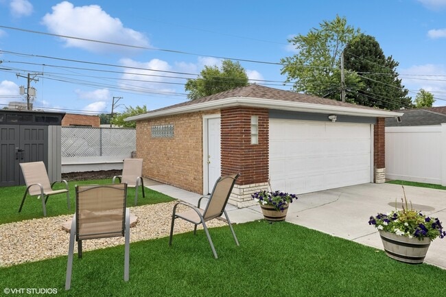 Building Photo - 7335 N Nora Ave