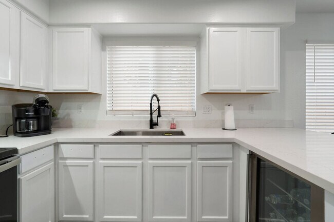 Building Photo - 13682 W Desert Flower Dr