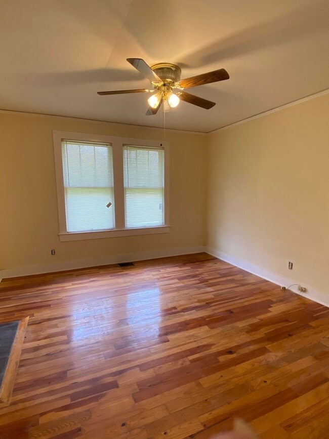 Building Photo - 2 Bedroom 1 Bath Home In Greenville !