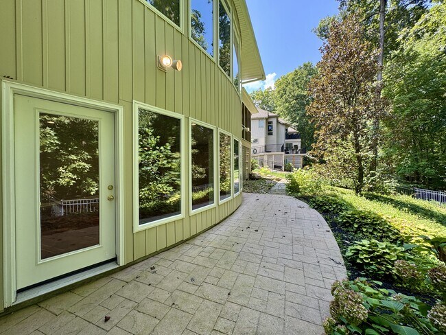 Building Photo - 124 Vinita Ln