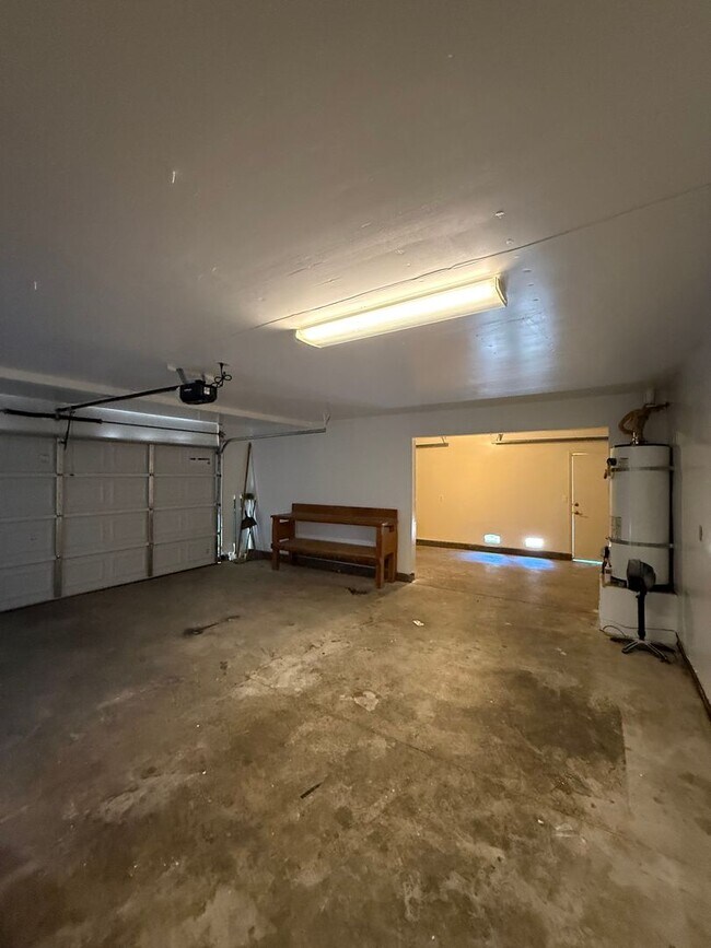 Building Photo - 3 BEDROOM COURT LOCATION