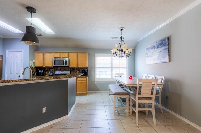 Building Photo - 10 Delphinium Pl